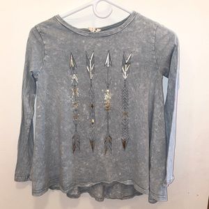 “Metallic gold accented arrow gray shirt